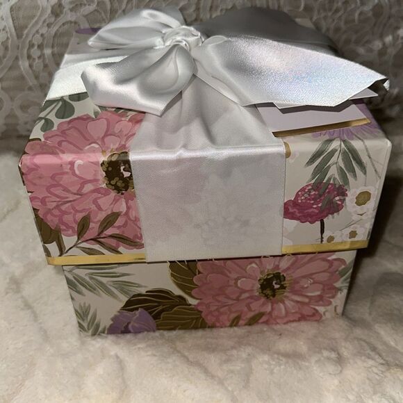 PAPYRUS Set of Two Floral Top White Lavender Bow Square Nesting Gift Boxes - Picture 5 of 15